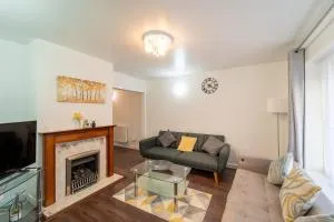 Stylish 4 Bed Henbury Home with Free Parking - 埃文茅斯