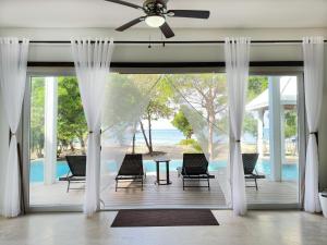 Updated Beachfront Paradise Infinity Pool Roatan
