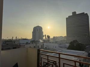 Bright & Spacious in Iconic LA Neighborhood Free parking - 10mins to Cedars