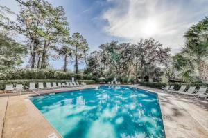 Luxury Updated One BR Condo Walk to the Beach Pool & Free Tennis Walk to 60 Shops & Restaurants