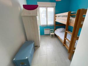 Maisons de vacances Maison avec jardin a 450m de la mer a Tregastel - FR-1-368-453 : photos des chambres