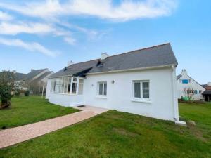 Maisons de vacances Maison avec jardin a 450m de la mer a Tregastel - FR-1-368-453 : photos des chambres