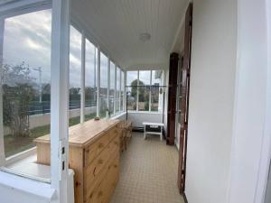 Maisons de vacances Maison avec jardin a 450m de la mer a Tregastel - FR-1-368-453 : photos des chambres