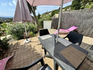 Maisons de vacances Mas climatise avec piscine et vue mer a La Croix-Valmer - FR-1-726-54 : photos des chambres