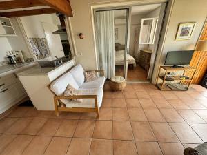 Maisons de vacances Mas climatise avec piscine et vue mer a La Croix-Valmer - FR-1-726-54 : photos des chambres