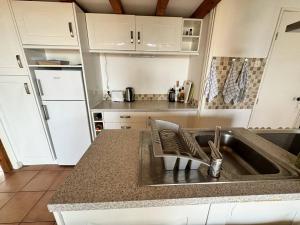 Maisons de vacances Mas climatise avec piscine et vue mer a La Croix-Valmer - FR-1-726-54 : photos des chambres