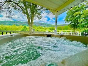 The Yuzu stunning mountain retreat with hot tub - Wallkill