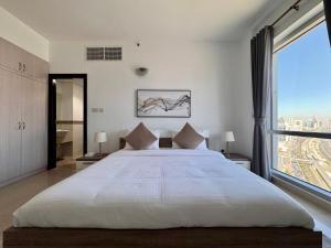 2 Bed Apartment in La Riviera Tower, Dubai Marina near Metro and Mall, 12-min walk to JBR Beach!