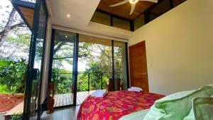 Casita Jungle Nest, 5 minutes drive to Playa Linda, 15 to Dominical, Wifi Starlink