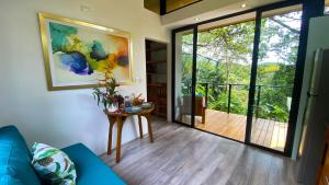 Casita Jungle Nest, 5 minutes drive to Playa Linda, 15 to Dominical, Wifi Starlink