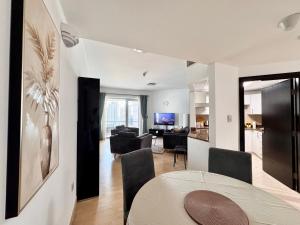 2 Bed Apartment in La Riviera Tower, Dubai Marina near Metro and Mall, 12-min walk to JBR Beach!
