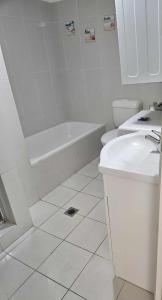 SURFERS PARADISE ABSOLUTE BEACHFRONT WITH VIEWS, HIGH LEVEL 1br Apt - IDEAL FOR COUPLES or 2 PPL TRAVELLING TOGETHER