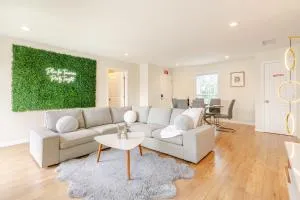 Luxury 2BD Oceanfront Condo plus Private Parking, 2 Minute Walk to the Beach! - 霍姆斯海滩