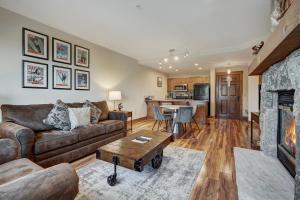 Cozy Ski Chalet with Large Balcony condo