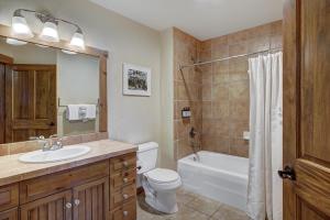 Cozy Ski Chalet with Large Balcony condo