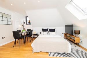 Contemporary 2-Bed Penthouse Central Stay!