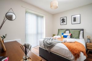 Cozy Waterfront Apartment - Free Parking & Wi-Fi