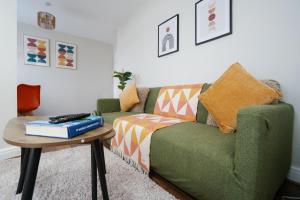 Cozy Waterfront Apartment - Free Parking & Wi-Fi