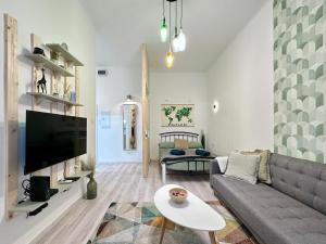 Colorful Condo by the Danube ---FREE PARKING---