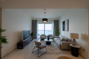 Homes & Beyond I Pristine 2BR with Waterfront view