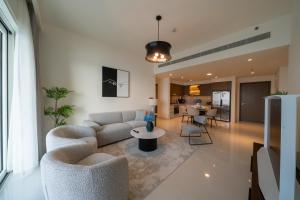 Homes & Beyond I Pristine 2BR with Waterfront view