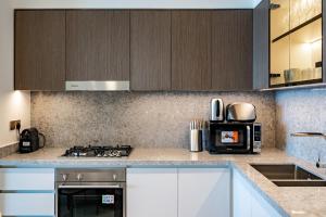 Homes & Beyond I Pristine 2BR with Waterfront view