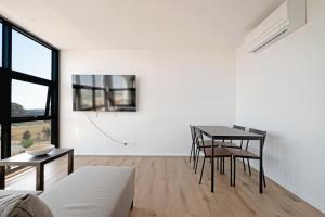 Brand New Modern 2BR Apt with Scenic Views in CBR