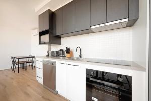 Brand New Modern 2BR Apt with Scenic Views in CBR