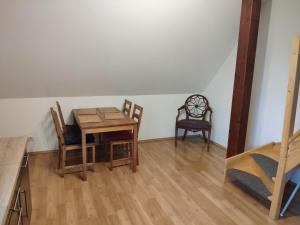 Ferienwohnung mit 123qm für 8 Personen mit sehr großem Garten, einfache Innen-Ausstattung