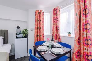 Jephsons Lodge Studio 5 - Free Parking, Prime, WiFi, Gorgeous Basement Studio