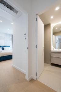 Cristella king Bed entire Apartment, private Parking, Near Promenada Bussiness Center