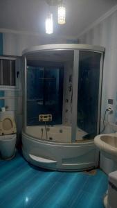 شقة بميامي دور أول علي البحر بجوار جملة ماركت