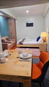 NJs Home, Thamel
