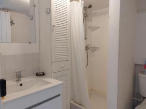 Maisons de vacances Jolie petite Maison, Clim, residence avec piscine a 5mn circuit Paul Ricard : photos des chambres