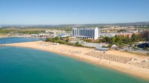 Vilamoura Main Avenue by Homing