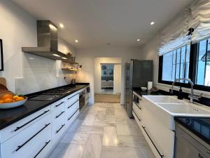 Villa Bianca Elegant 4BR Beachside Villa Near Golf, Restaurants & Puerto Banús