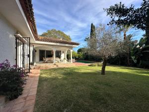 Villa Bianca Elegant 4BR Beachside Villa Near Golf, Restaurants & Puerto Banús