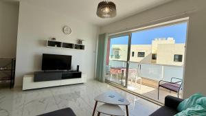 Bugibba modern spacious 2 bedroom apartment with parking