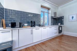 Stylish flat near Clifton village w art vibe