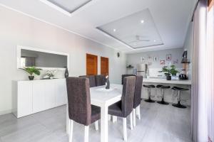 3 Bedroom Villa Mawar walk to Beach Legian