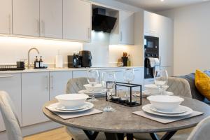 Modern 2 Bed near Wythenshawe Hospital and Manchester Airport With Parking