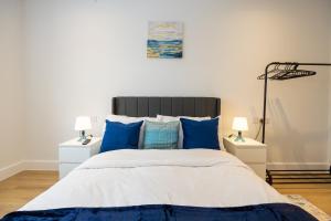 Modern 2 Bed near Wythenshawe Hospital and Manchester Airport With Parking