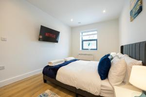 Modern 2 Bed near Wythenshawe Hospital and Manchester Airport With Parking