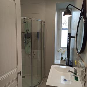 Appartements Gite Le Francais VERDUN 4 pers,climatise,grand garage,jardin 3 etoiles : photos des chambres