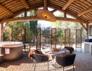 Appart'hotels Secret d-Uzes - Place aux Herbes - Piscine chauffee et Jacuzzi : Appartement 2 Chambres avec Terrasse