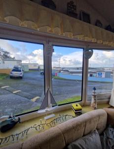 2 Bed Caravan - Sleeps 4 - Pets - Parking - Wifi