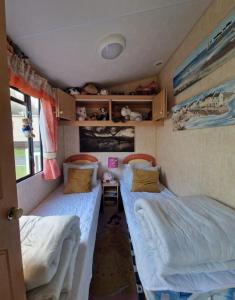 2 Bed Caravan - Sleeps 4 - Pets - Parking - Wifi