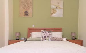 Cozy 1 bedroom apartment in walking distance to the municipal beach