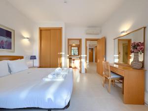 Modern flat in gated complex with pool #1927