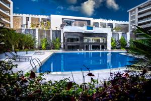 The Expert in Ocean Blue Near Airport - No Pool Access